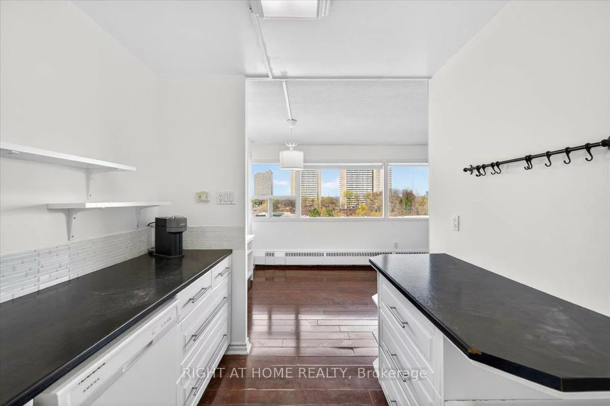 100, Leeward, Flemingdon Park, Toronto