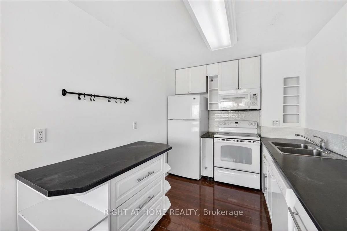 100, Leeward, Flemingdon Park, Toronto