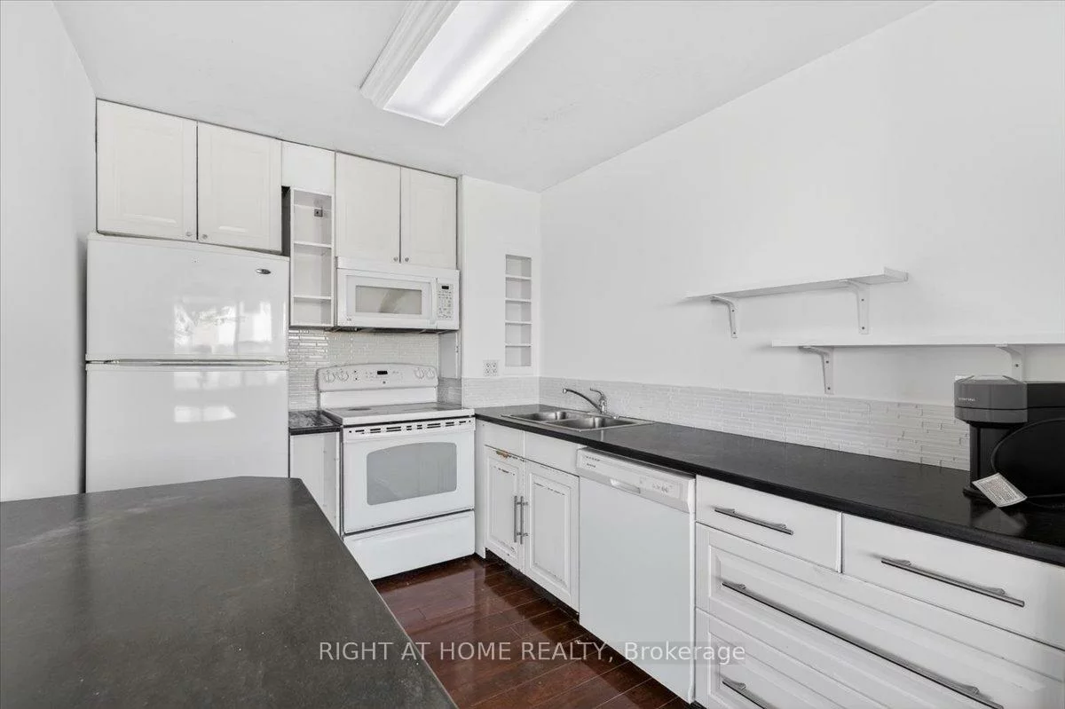 100, Leeward, Flemingdon Park, Toronto