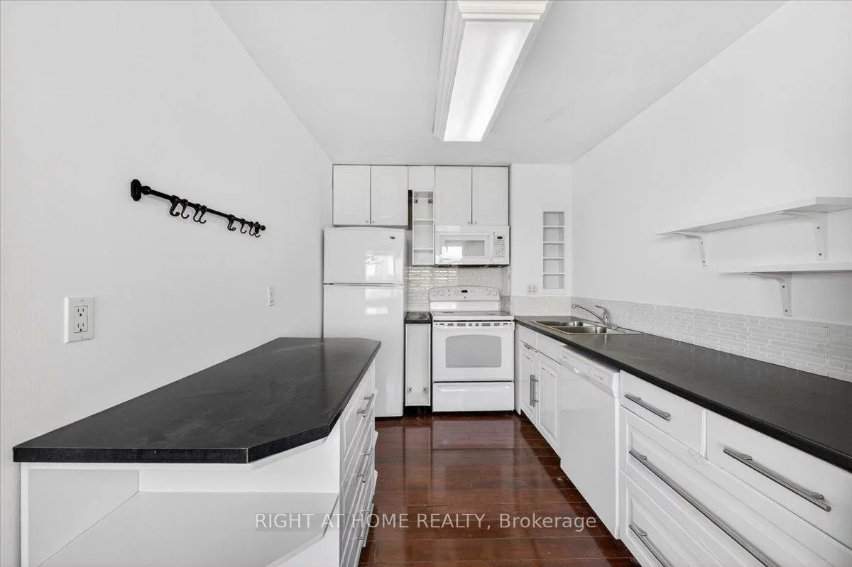 100, Leeward, Flemingdon Park, Toronto