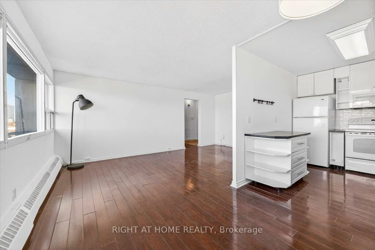 100, Leeward, Flemingdon Park, Toronto