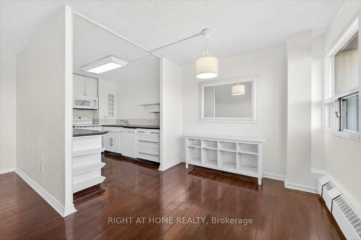 100, Leeward, Flemingdon Park, Toronto