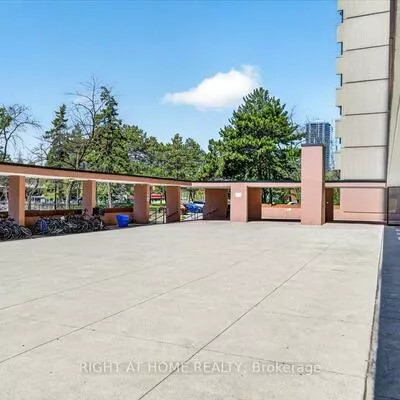 100, Leeward, Flemingdon Park, Toronto