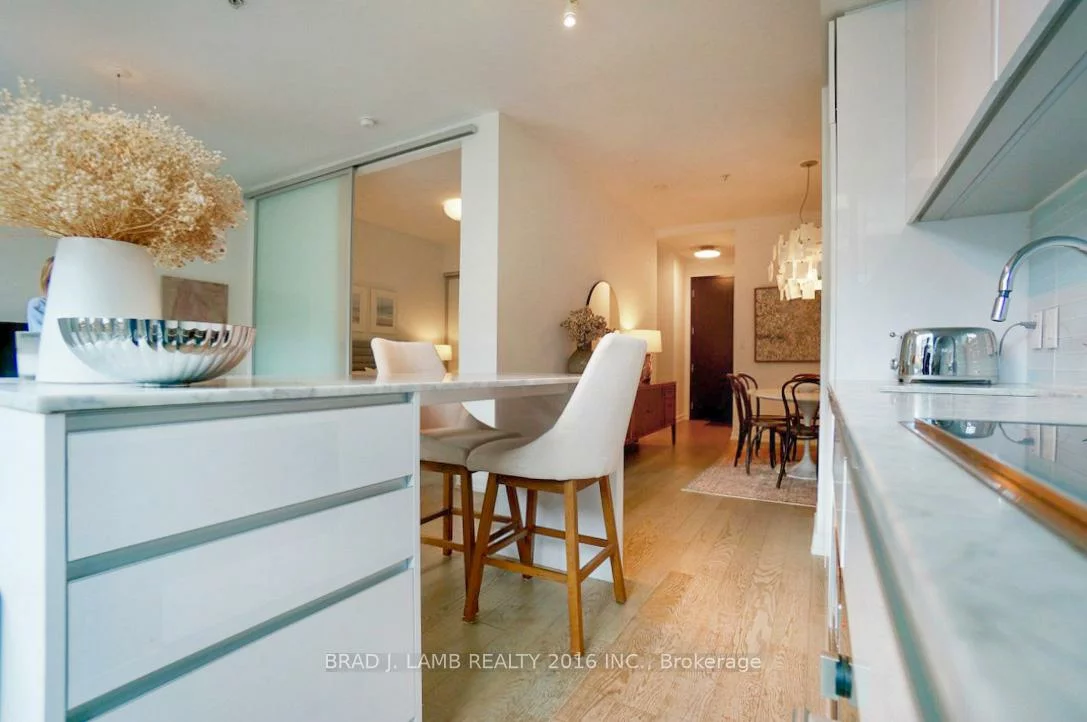 377, Madison, Casa Loma, Toronto