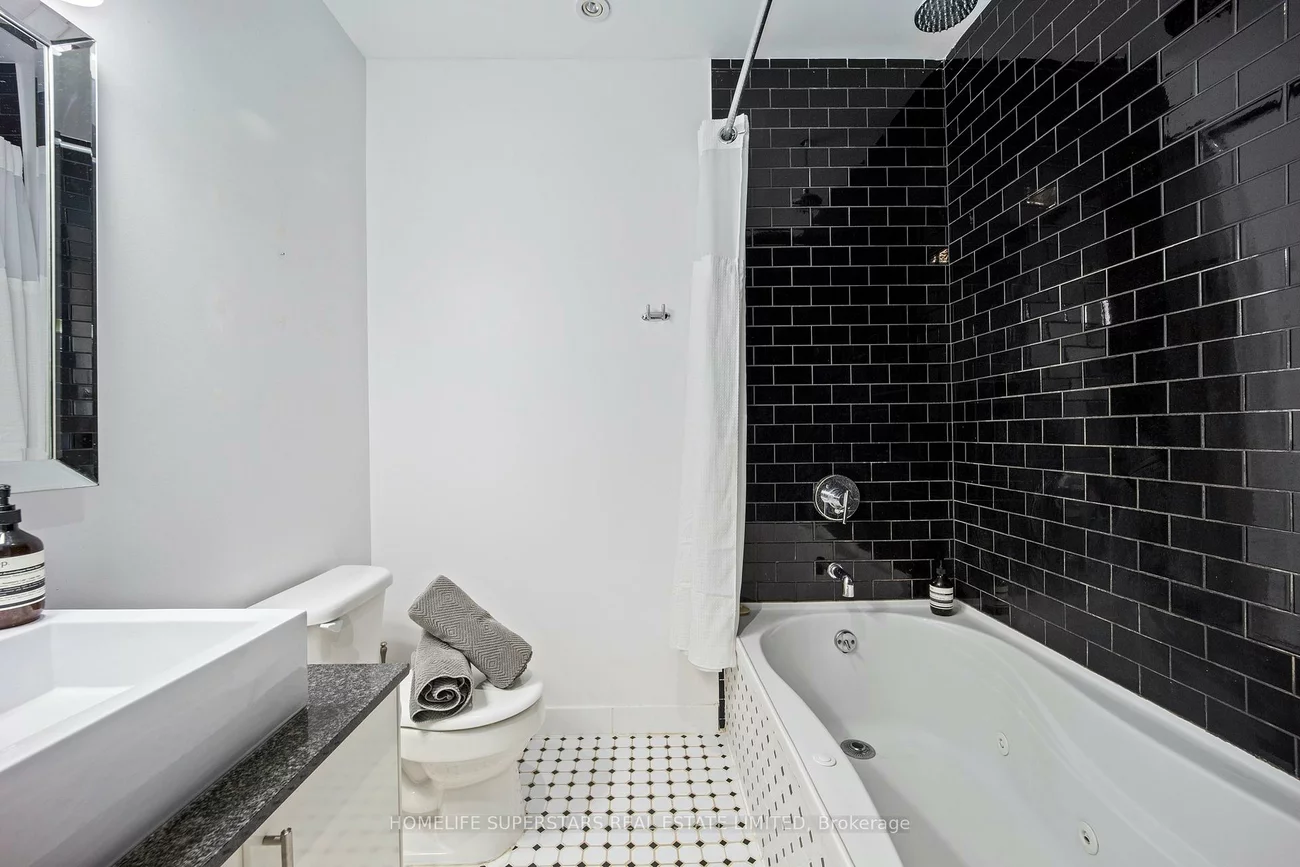 60, Bathurst, Niagara, Toronto