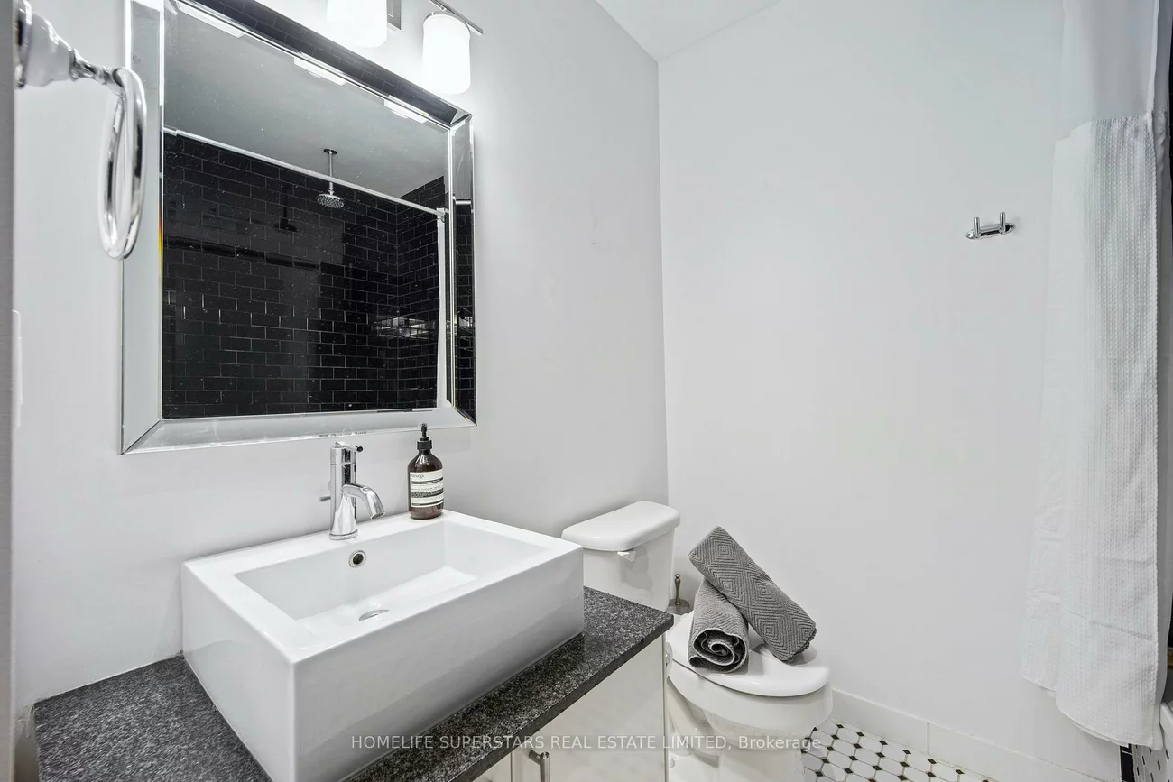 60, Bathurst, Niagara, Toronto