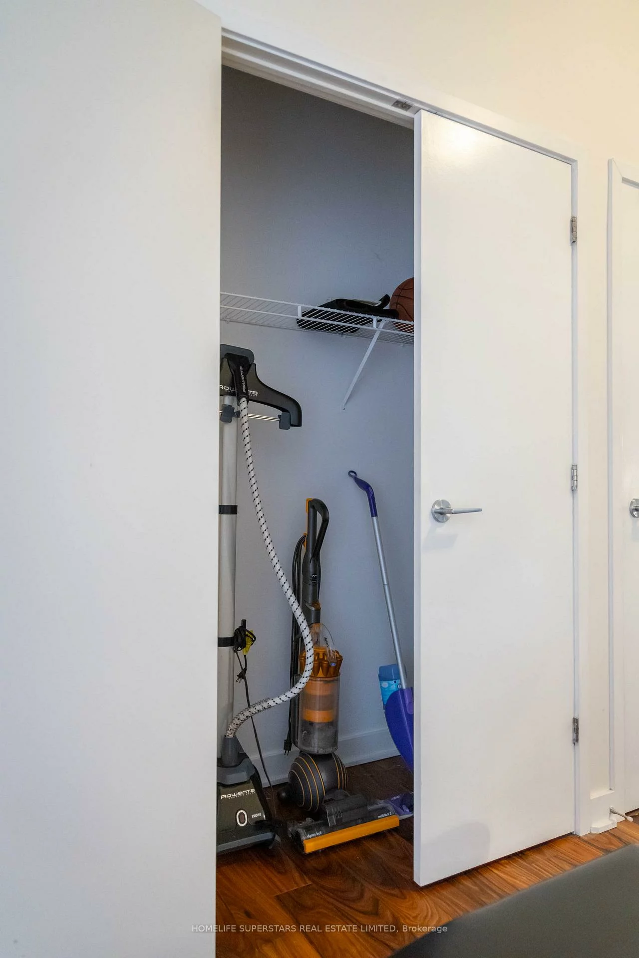 60, Bathurst, Niagara, Toronto