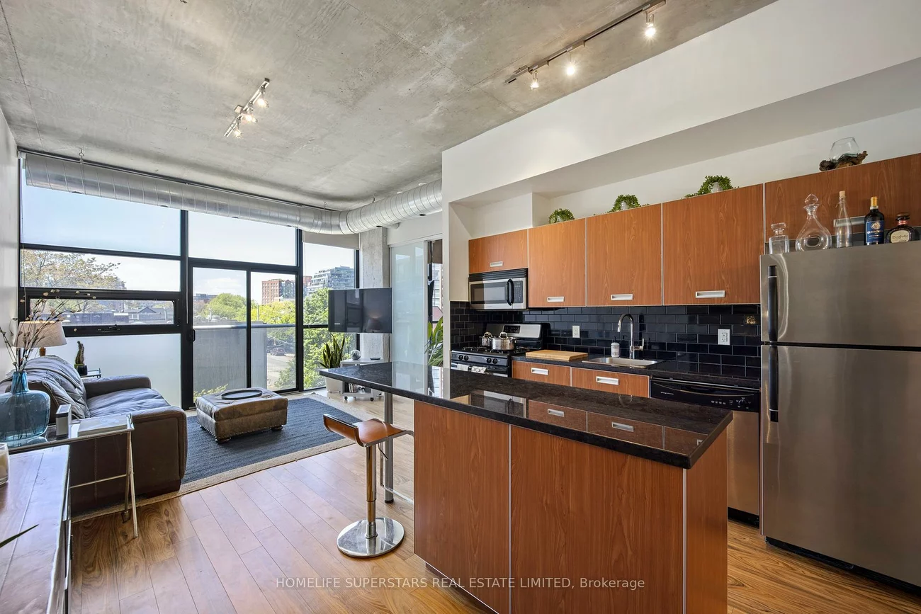 60, Bathurst, Niagara, Toronto