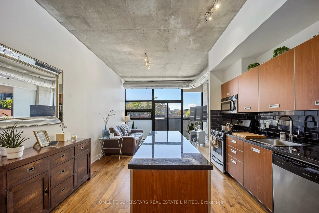 60, Bathurst, Niagara, Toronto
