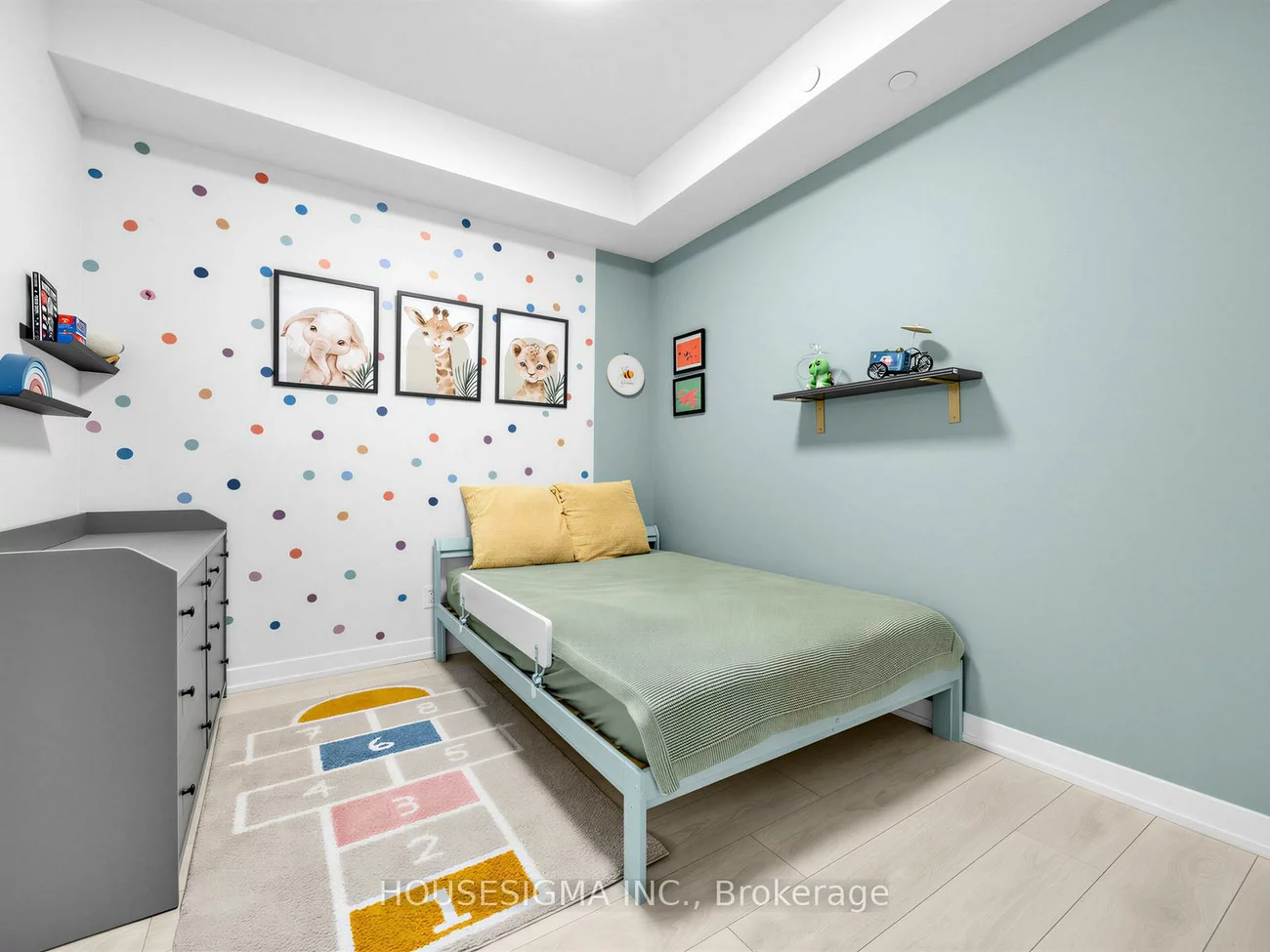 223, St.Clair, Casa Loma, Toronto