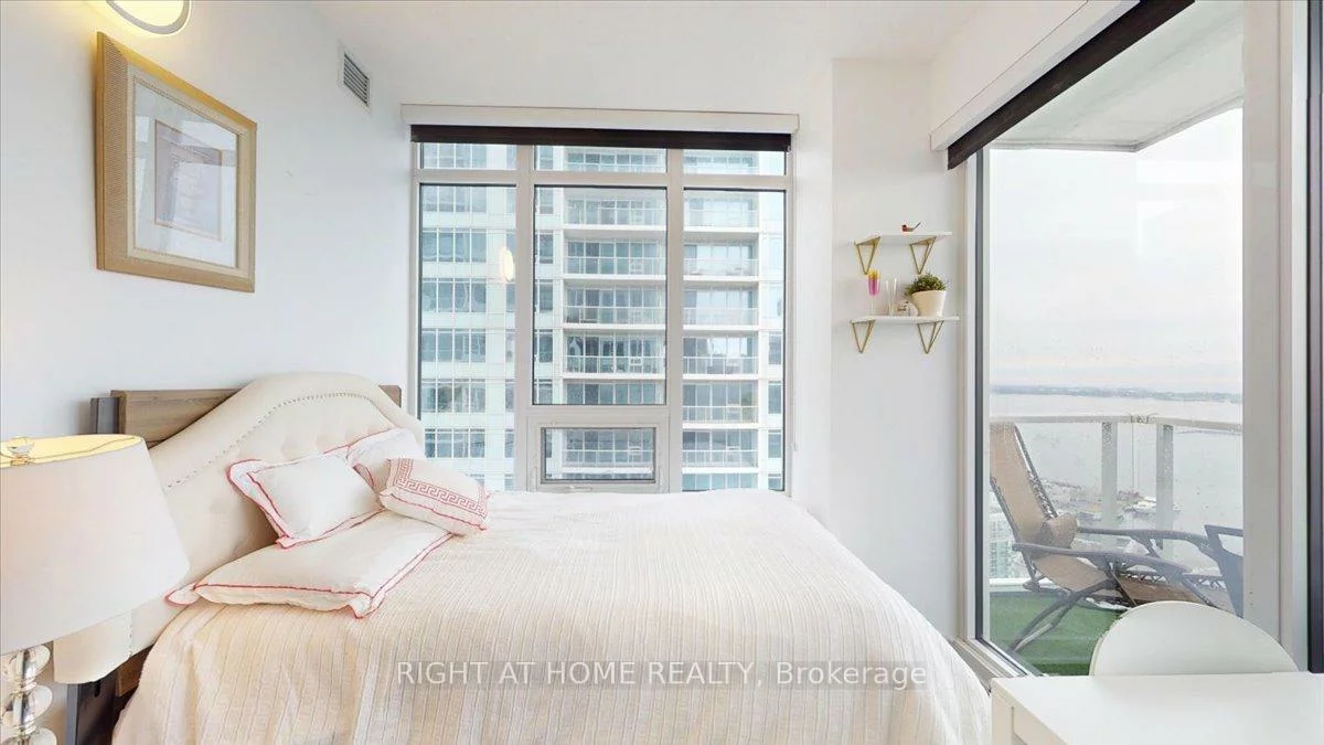 19, Bathurst, Waterfront Communities C1, Toronto