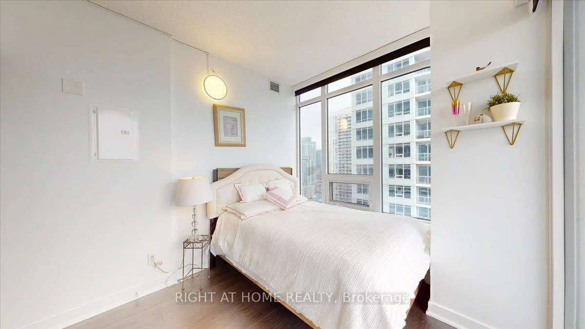19, Bathurst, Waterfront Communities C1, Toronto