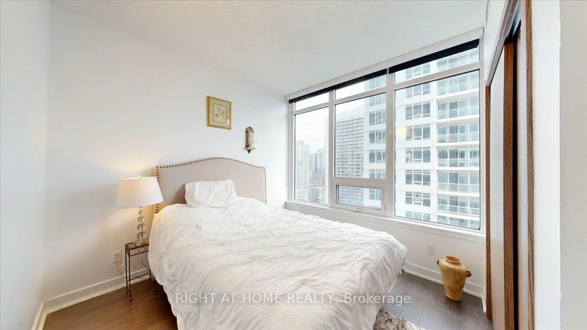 19, Bathurst, Waterfront Communities C1, Toronto