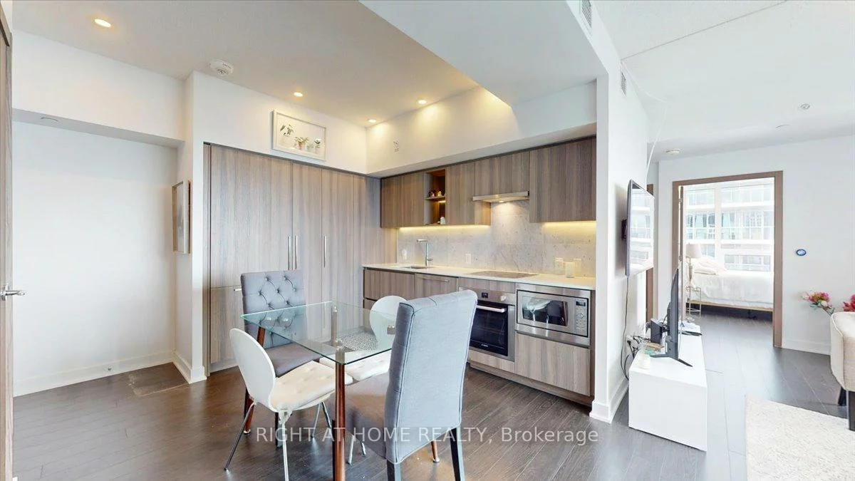 19, Bathurst, Waterfront Communities C1, Toronto
