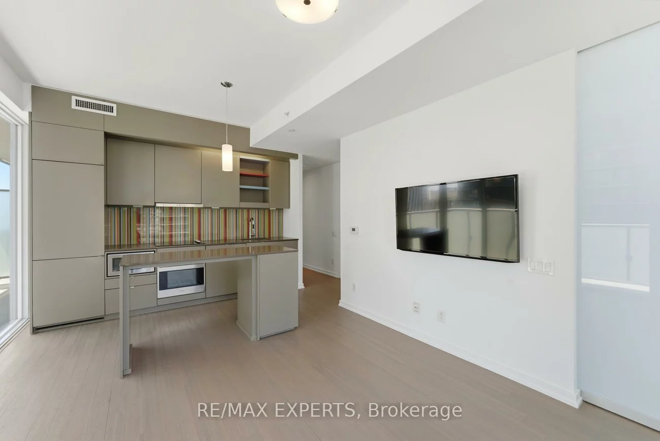 101, Peter, Waterfront Communities C1, Toronto