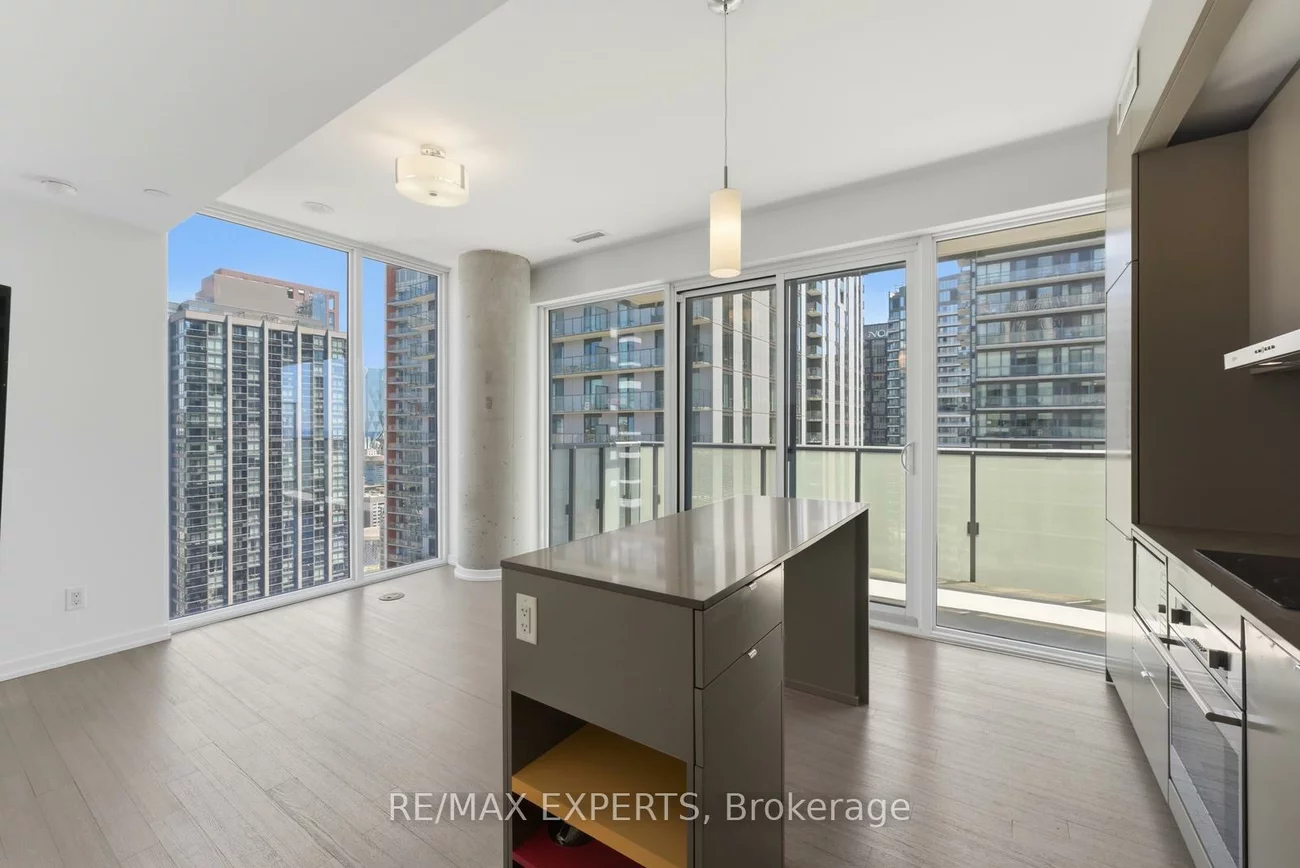 101, Peter, Waterfront Communities C1, Toronto