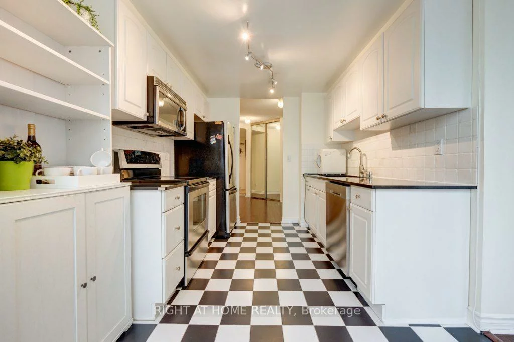 7, Bishop, Newtonbrook East, Toronto