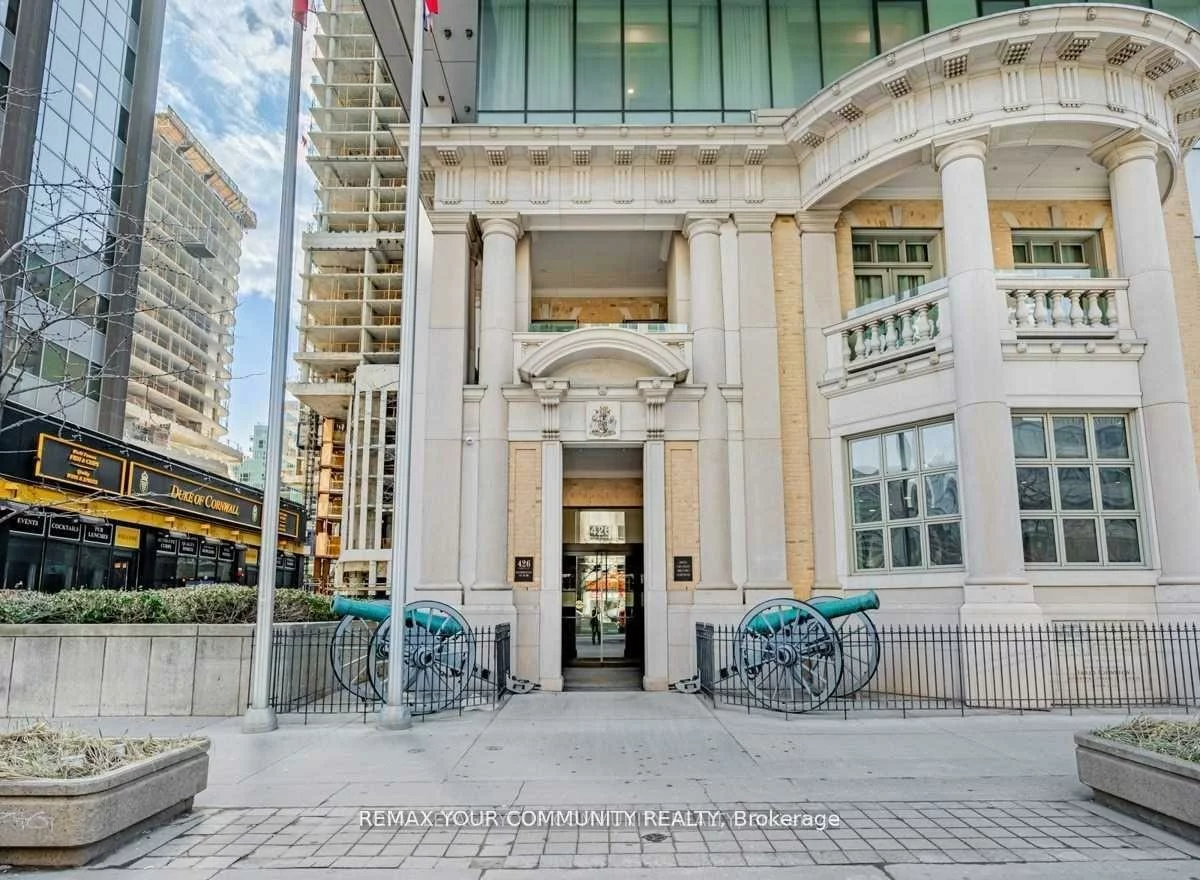 426, University, Kensington-Chinatown, Toronto