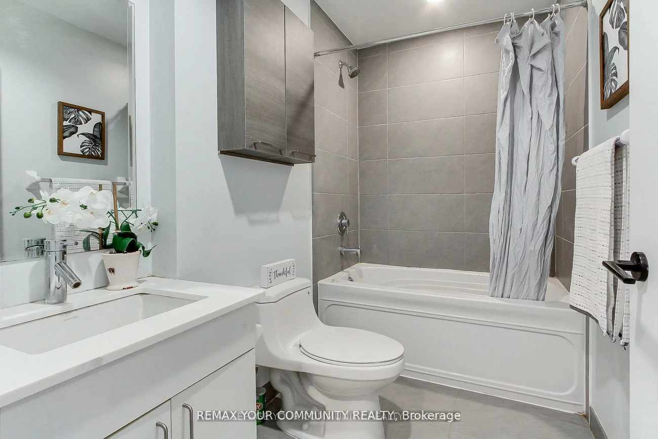 426, University, Kensington-Chinatown, Toronto
