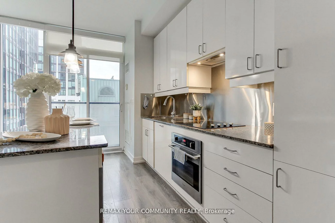 426, University, Kensington-Chinatown, Toronto