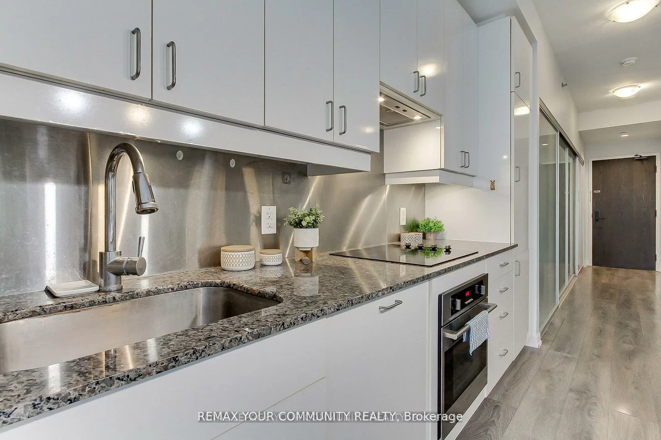 426, University, Kensington-Chinatown, Toronto