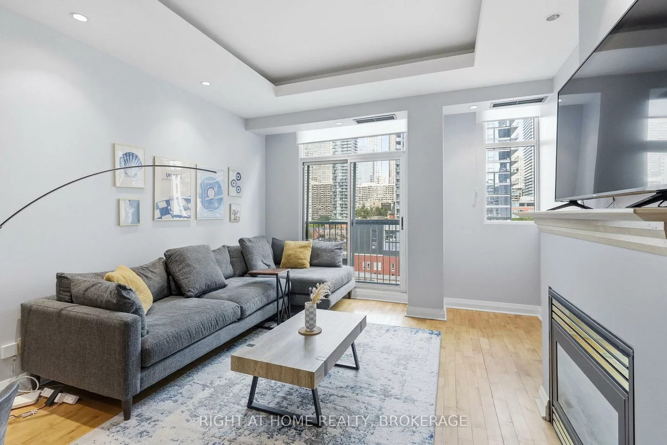 8, Wellesley, Church-Yonge Corridor, Toronto