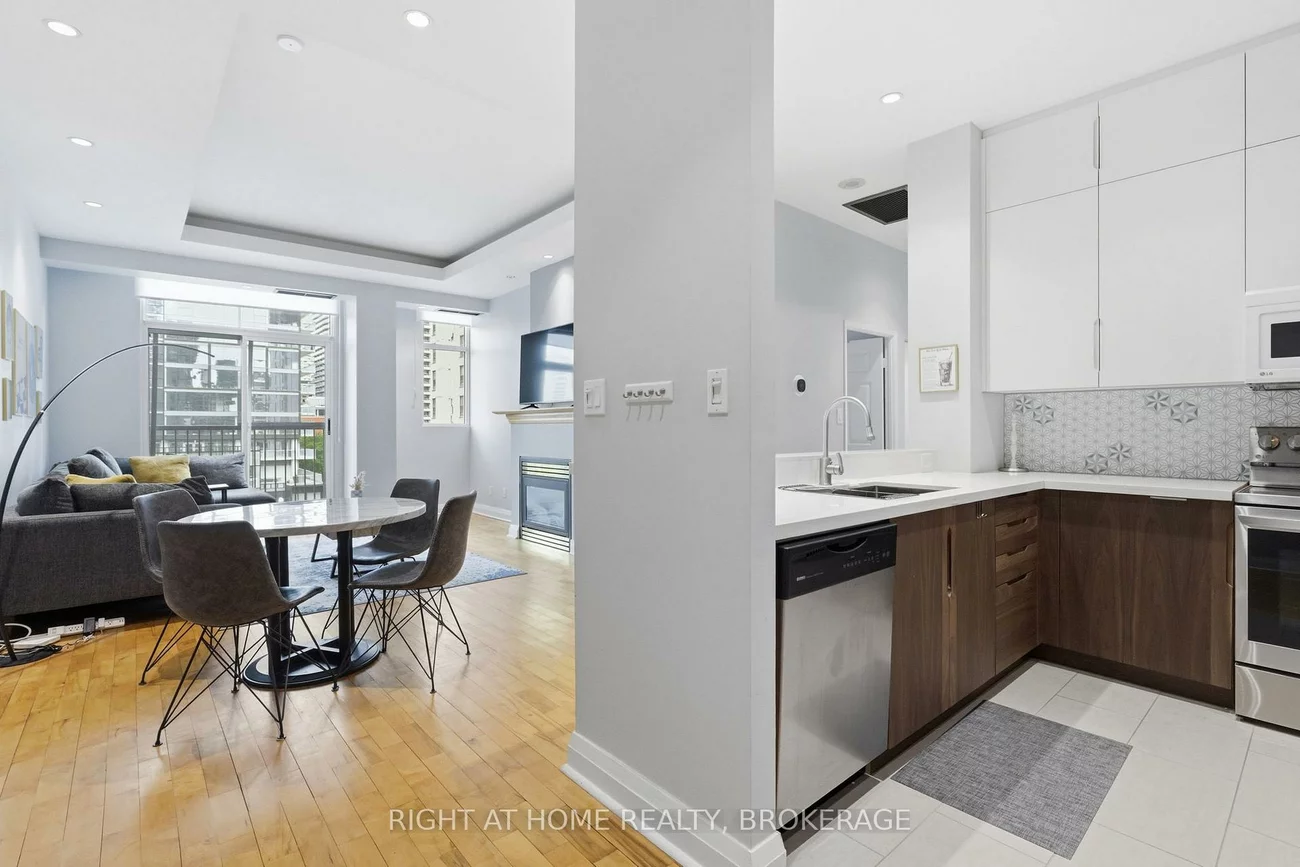 8, Wellesley, Church-Yonge Corridor, Toronto