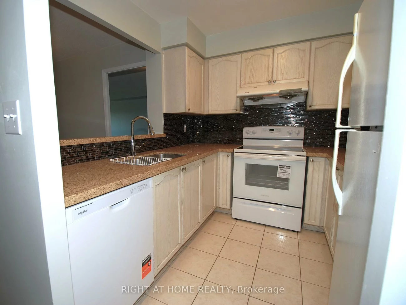 39, Pemberton, Newtonbrook East, Toronto