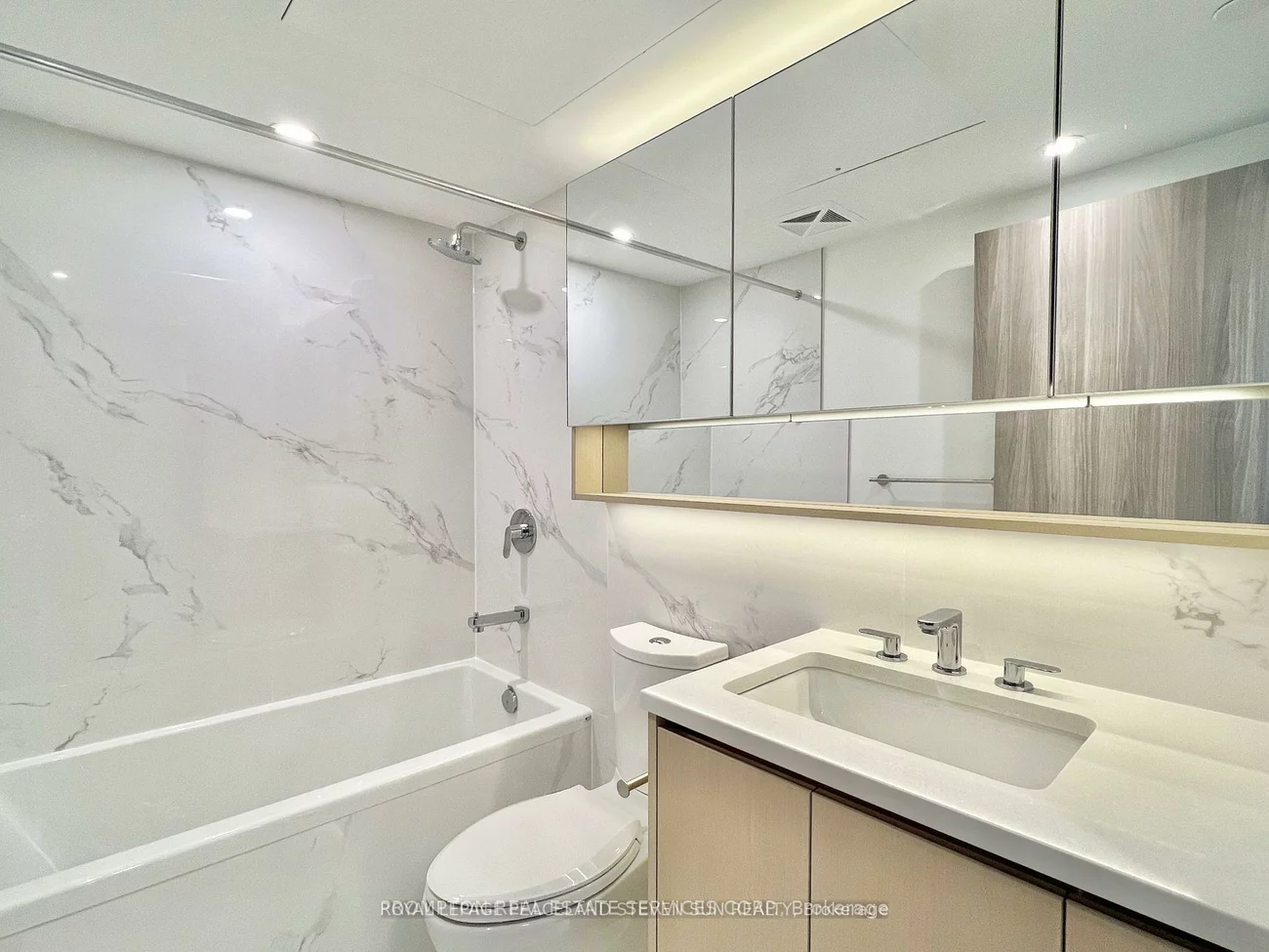 38, Widmer, Waterfront Communities C1, Toronto