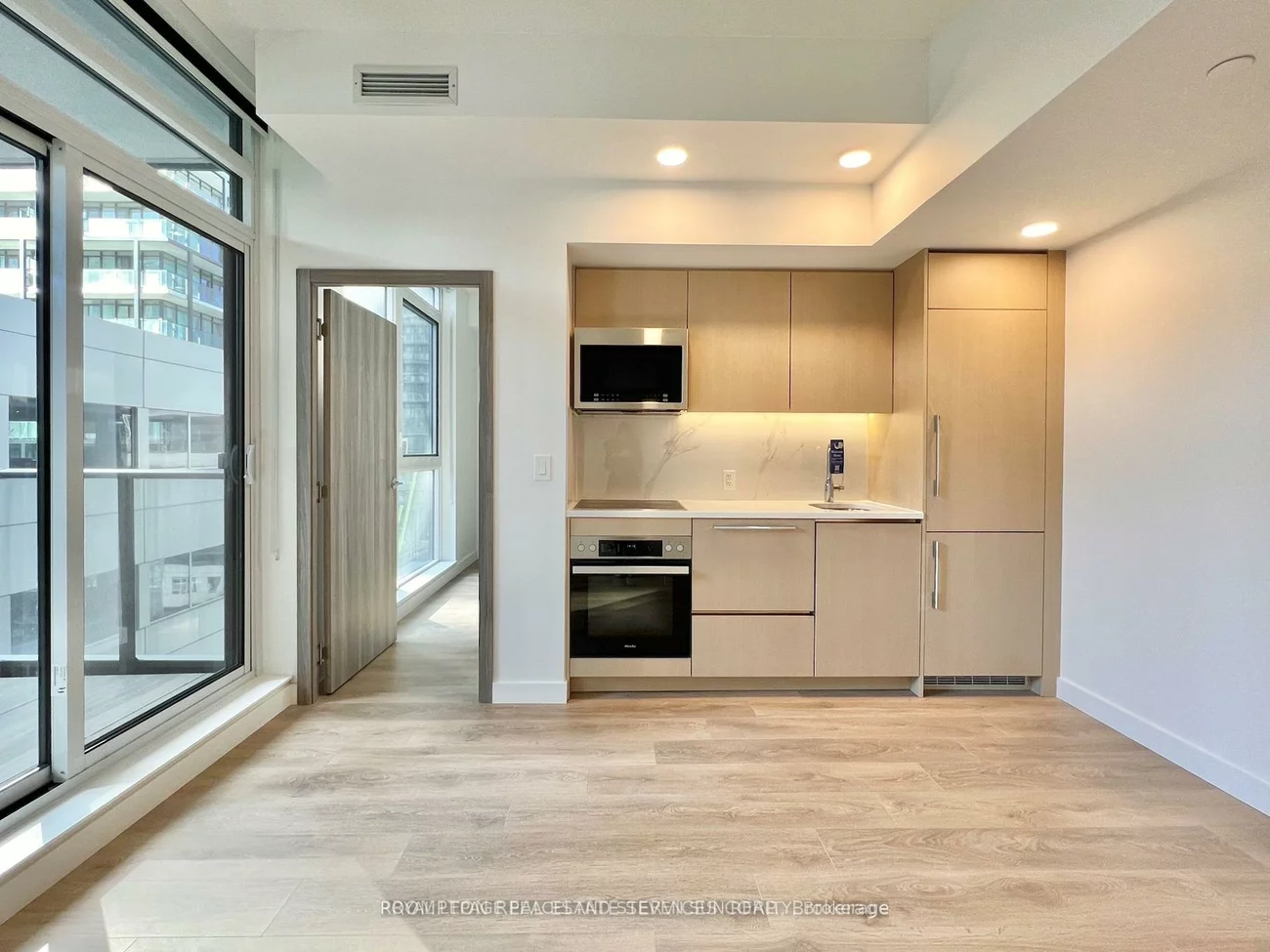 38, Widmer, Waterfront Communities C1, Toronto
