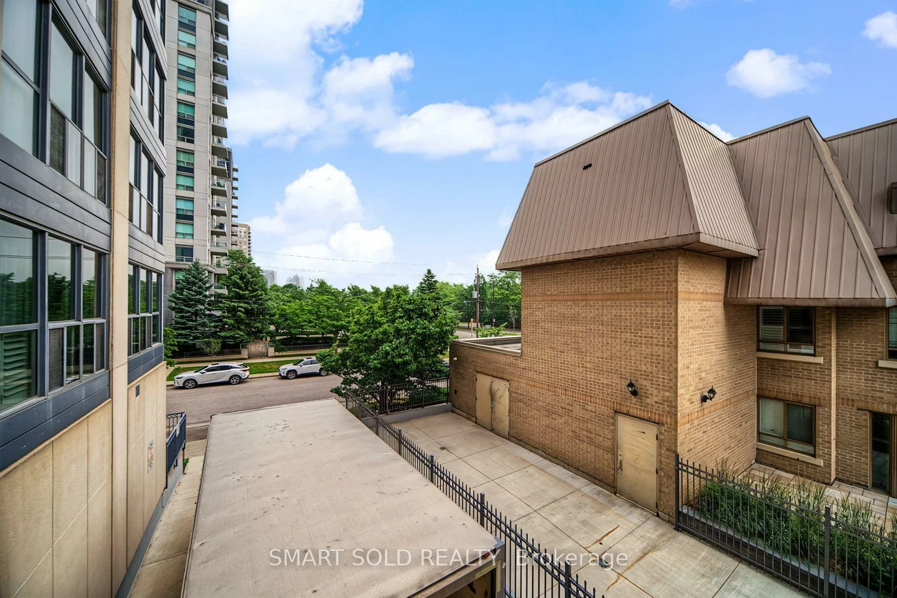 28, Hollywood, Willowdale East, Toronto