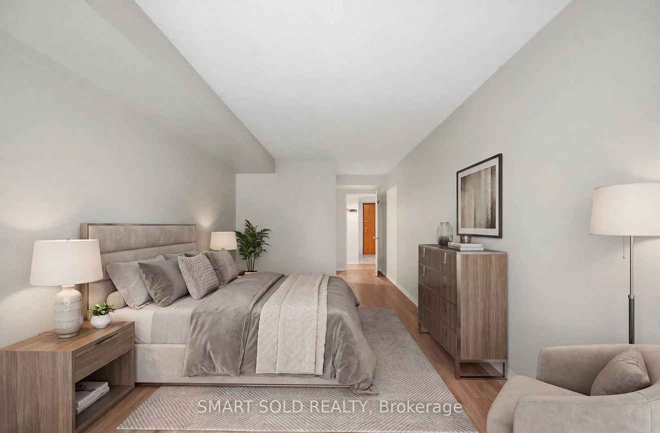 28, Hollywood, Willowdale East, Toronto