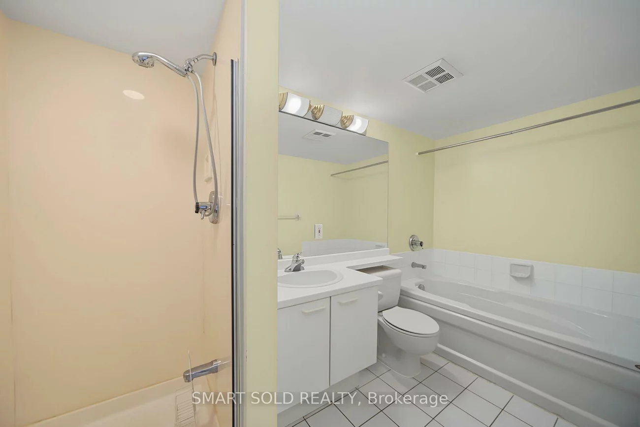 28, Hollywood, Willowdale East, Toronto
