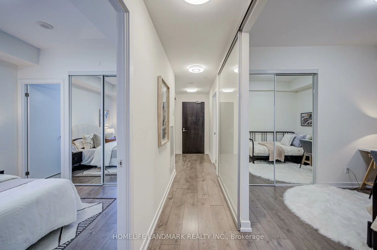 297, College, Kensington-Chinatown, Toronto