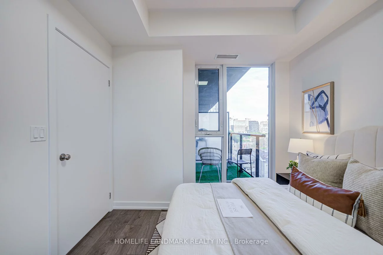 297, College, Kensington-Chinatown, Toronto