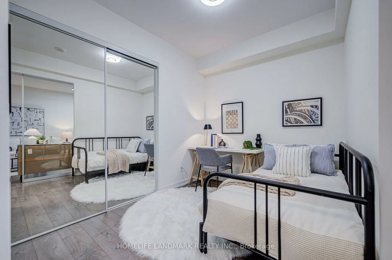 297, College, Kensington-Chinatown, Toronto