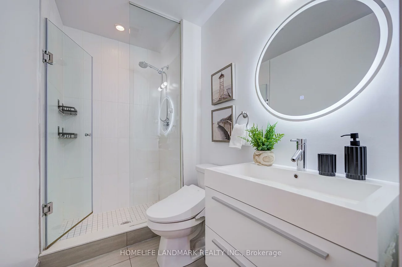 297, College, Kensington-Chinatown, Toronto