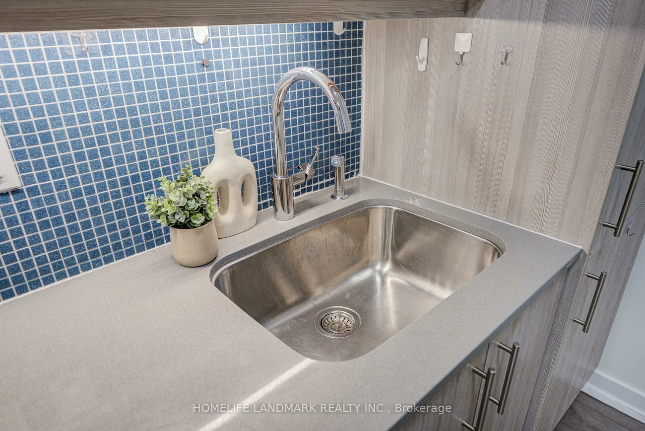 297, College, Kensington-Chinatown, Toronto