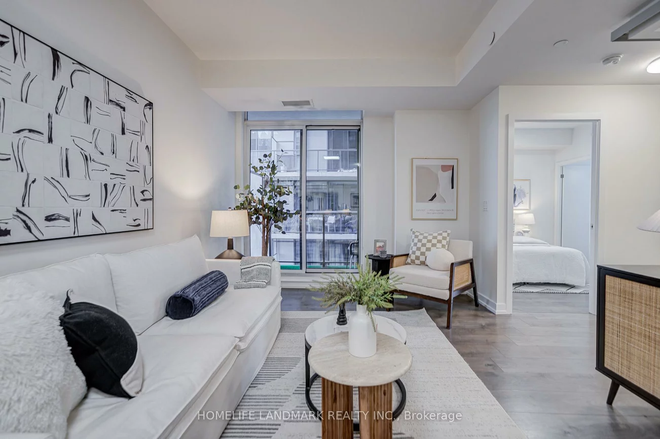 297, College, Kensington-Chinatown, Toronto