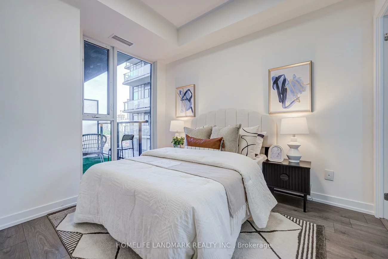 297, College, Kensington-Chinatown, Toronto