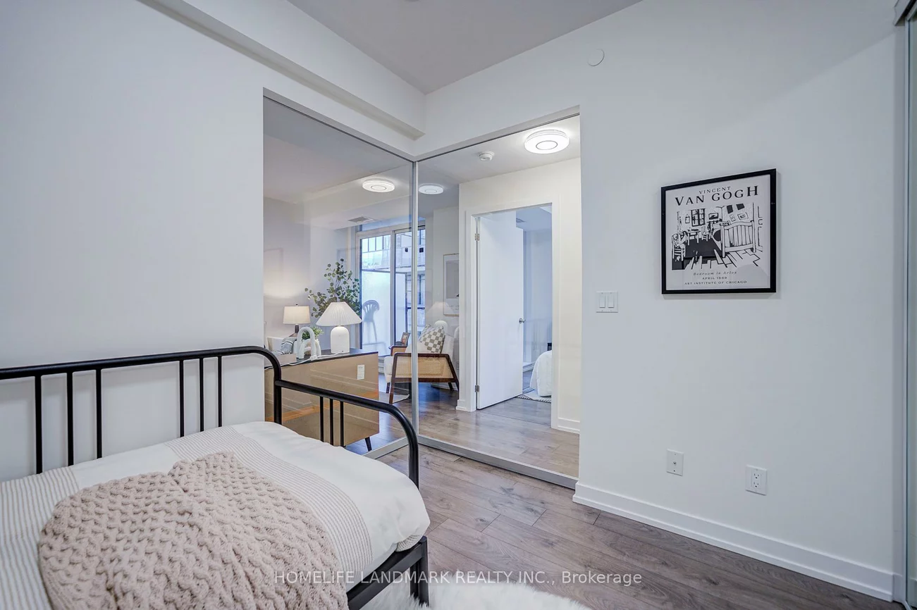 297, College, Kensington-Chinatown, Toronto
