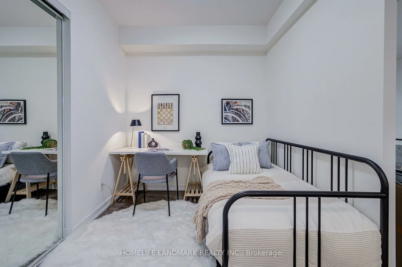 297, College, Kensington-Chinatown, Toronto