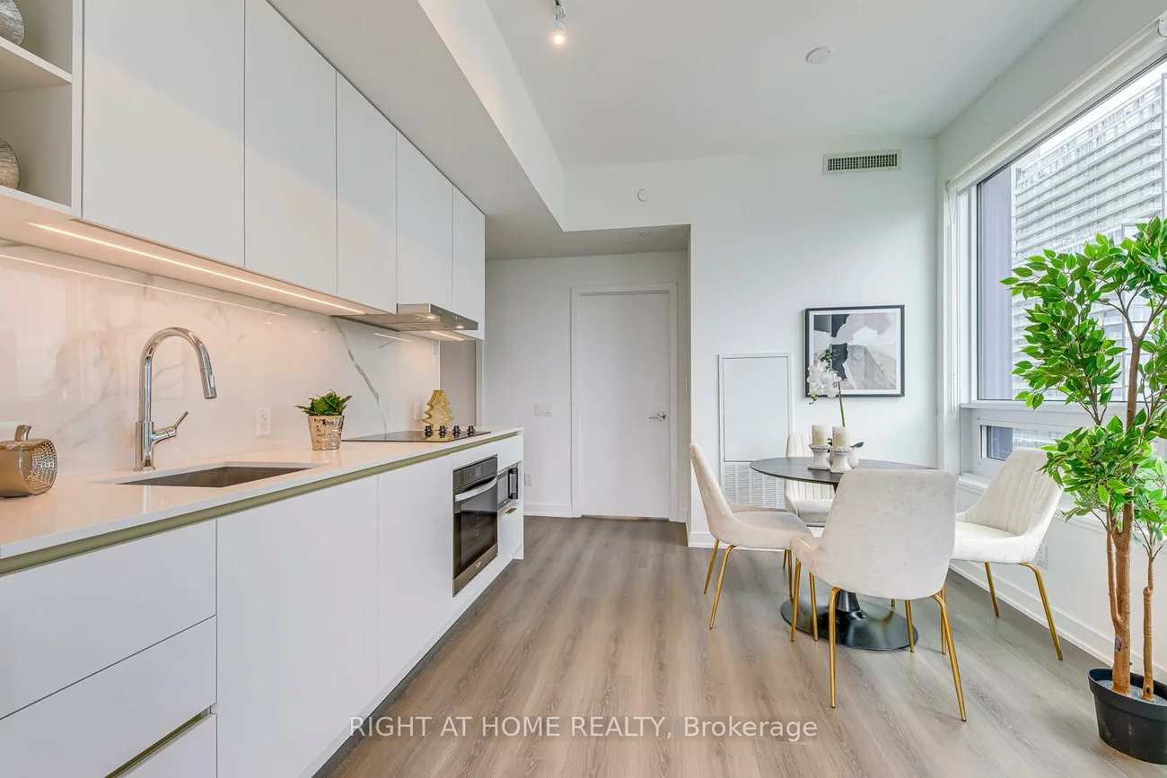 8, Wellesley, Bay Street Corridor, Toronto