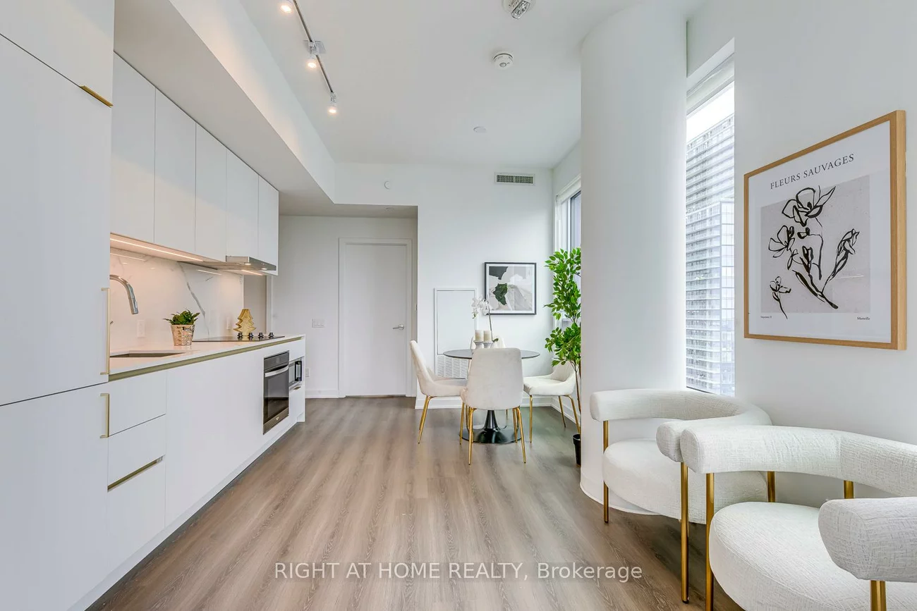 8, Wellesley, Bay Street Corridor, Toronto