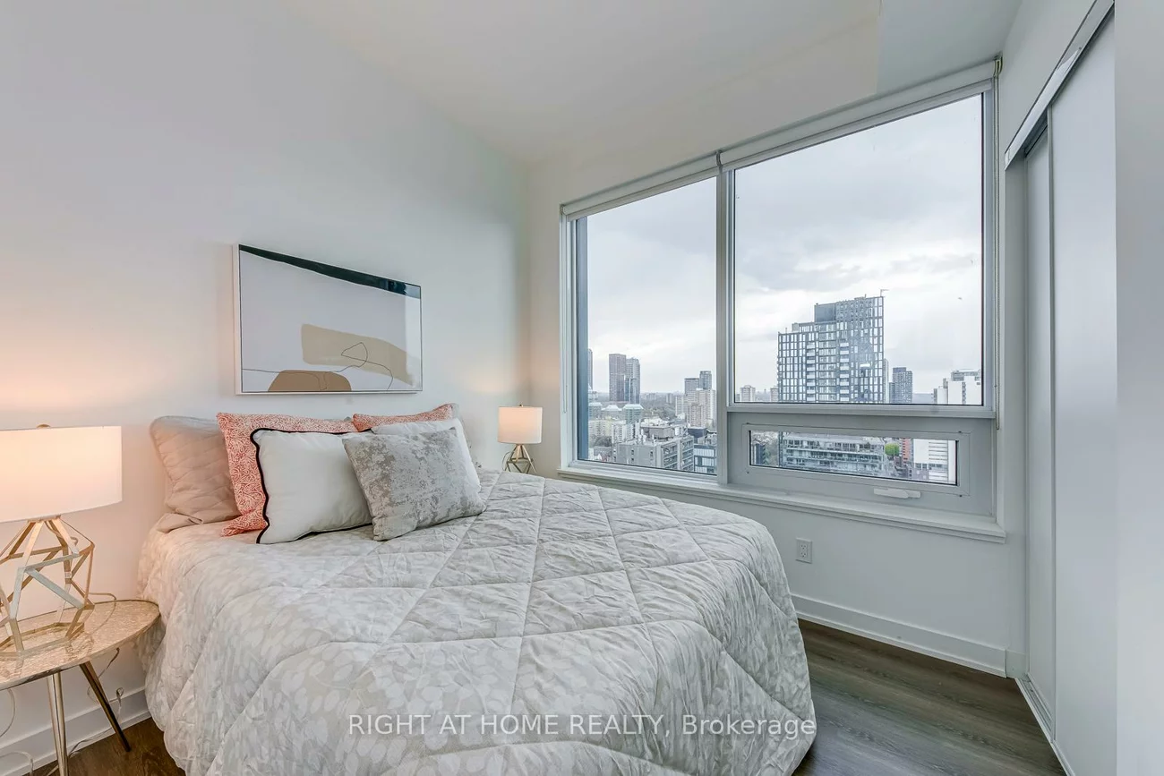 8, Wellesley, Bay Street Corridor, Toronto