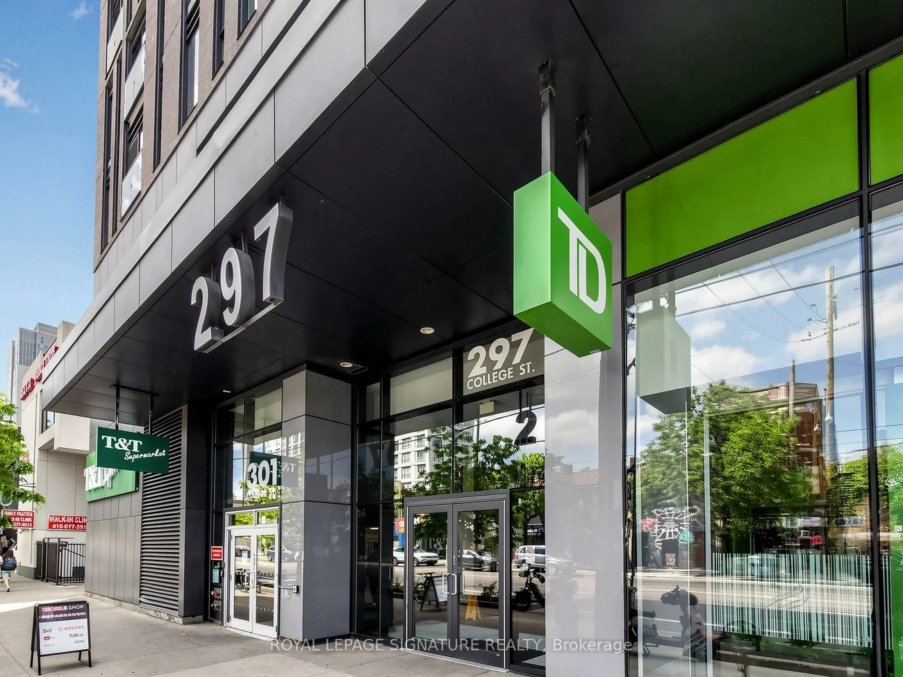 297, College, Kensington-Chinatown, Toronto
