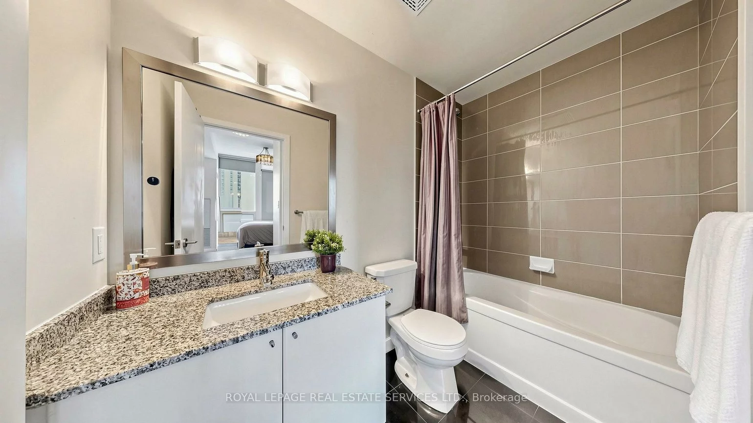 33, Bay, Waterfront Communities C1, Toronto