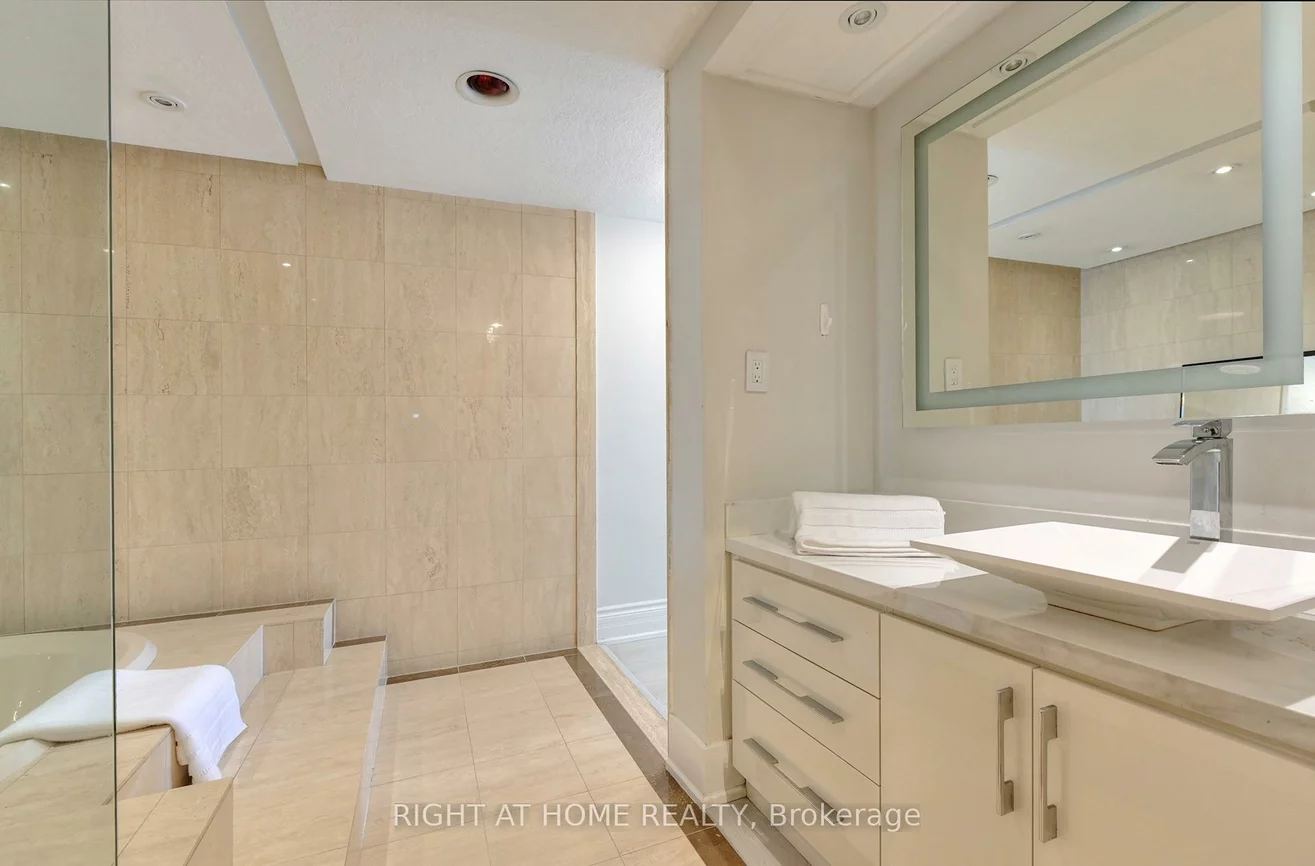 460, Queens, Waterfront Communities C1, Toronto