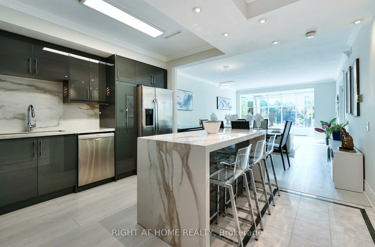 460, Queens, Waterfront Communities C1, Toronto
