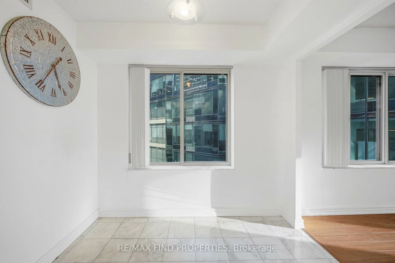 33, University, Waterfront Communities C1, Toronto